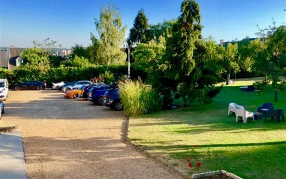 Privater und kostenloser Parkplatz beim Hotel La Pommeraie - Hotel Le Mans - Hotel Le Mans - Le Mans Hotel